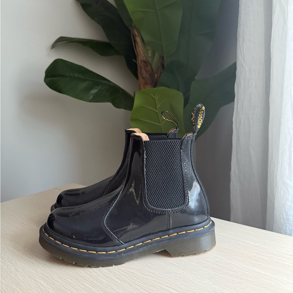 Dr. Martens Black Patent Leather Chelsea Boots Sz 5 – Classic Punk Streetwear - Picture 1 of 6